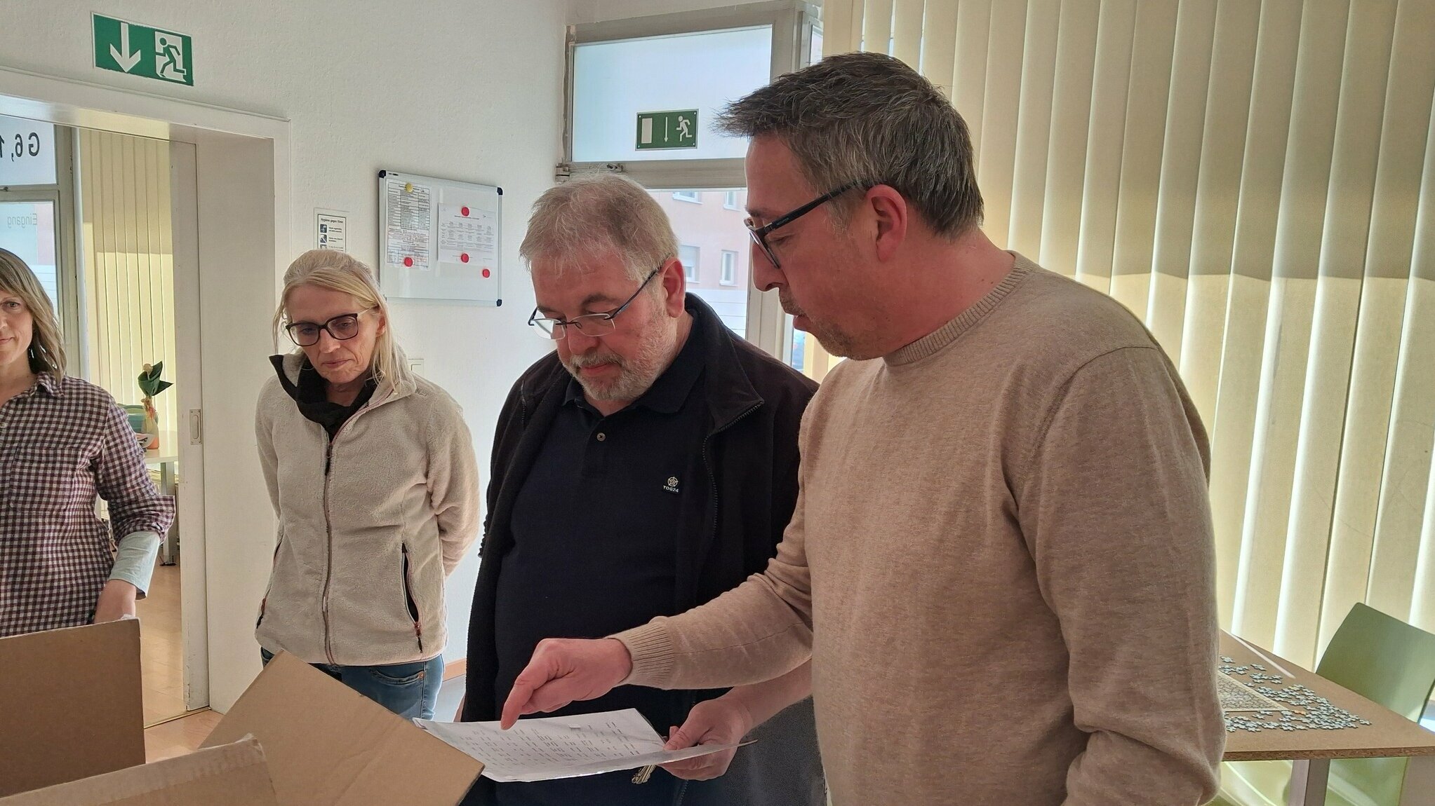 Teilnehmende des AWO-Projekts bei der Arbeit an IT-Bauteilen