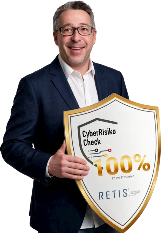 Steffen Fabian mit der Gold-Plakette des Cyber-Risiko-Checks 2025/2026